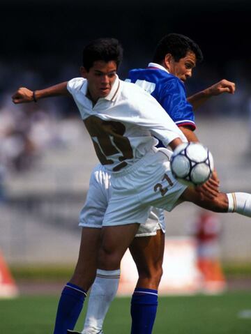 Debutó en 1993 y en el 2000 comenzó a consolidarse en la Selección Mexicana por eso Chivas no dudó en hacerse con sus servicios, aunque su paso fue corto porque duró apenas un año (2001-2002).