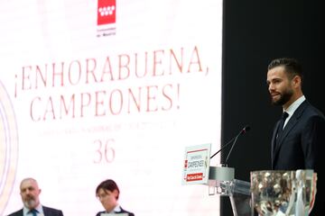 El capitán del Real Madrid Nacho Fernández durante su discurso en la visita a la Real Casa de Correos.