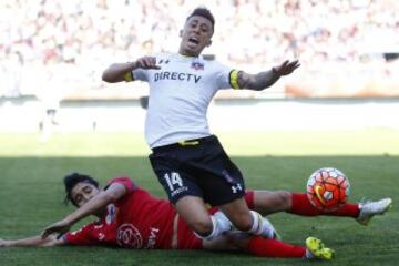 Futbol, Nublense vs Colo Colo.
Copa Chile 2016.
El jugador de Colo Colo Martin Rodriguez, centro, disputa el balon con Piero Campos de Nublense durante el partido de Copa Chile en el estadio Nelson Oyarzun de Chillan, Chile.
09/07/2016
Andres Pina/Photosport**************