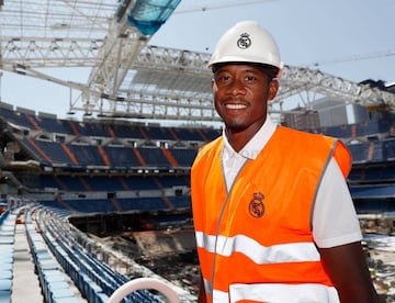 El nuevo fichaje del Real Madrid, David Alaba, conoce su nueva casa.