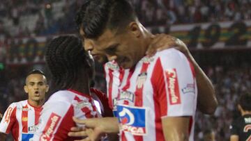 Amos jugadores del Junior de se empujaron y se agredieron verbalmente, según informa El Heraldo de Barranquilla.