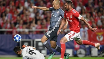 Arjen Robben attempts to lob Odisseas Vlachodimos. 