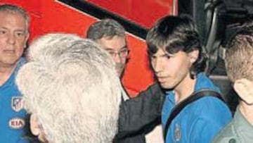 <b>LA ESTRELLA. </b>El Kun Agüero fue protagonista ayer de la llegada del Atlético a Huelva y esta noche lo será de las protestas de la afición local.