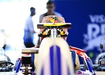 Detalle del casco del piloto japonés Yuki Tsunoda.