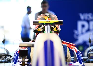 Detalle del casco del piloto japonés Yuki Tsunoda.