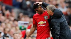 Solskjaer felicita a Rashford tras marcar ante el Chelsea. 