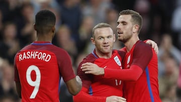 Wayne Rooney celebrates with Jordan Henderson (R) and Marcus Rashford 