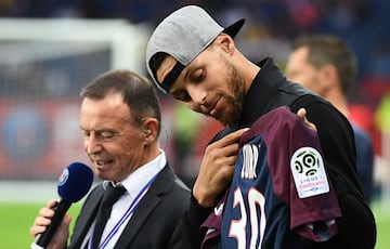 Stephen Curry con la camiseta del PSG.