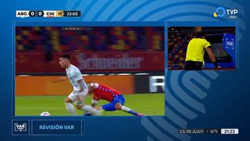 El VAR da penal contra Lautaro y Messi aprovecha