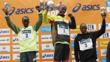  Los kenianos Morris Gachaga (c), John Kipsang Lotiang (i) y Philip Koech en el podio tras conseguir hoy el primero, segundo y tercer puesto, respectivamente, en el ASICS Medio Marat&oacute;n de Madrid. 