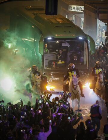 Miles de seguidores reciben a sus equipos a las puertas del Estadio Benito Villamarín.