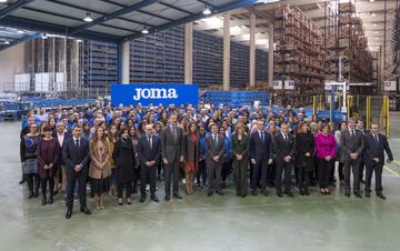 Los Reyes Felipe VI y Letizia visitaron la sede de la compañía Joma Sport en la localidad toledana de Portillo. La ministra de Defensa María Dolores de Cospedal y el presidente de Castilla-La Mancha Emiliano García-Page acompañaron a los monarcas.