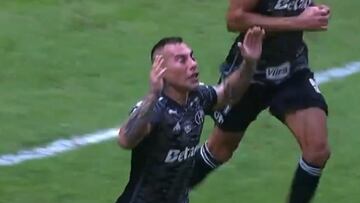 Eduardo Vargas sonríe en medio de rumores de un posible regreso a Chile: esto hizo en Brasil