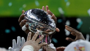 Football - NFL - Super Bowl LIX - Philadelphia Eagles v Kansas City Chiefs - Caesars Superdome, New Orleans, Louisiana, United States - February 9, 2025 Philadelphia Eagles celebrate with the Vince Lombardi Trophy after winning Super Bowl LIX REUTERS/Mike Segar TPX IMAGES OF THE DAY