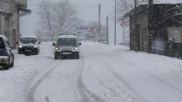 Una furgoneta circula por una calle cubierta de nieve, a 26 de enero de 2023, en Pedrafita do Cebreiro, Lugo, Galicia (España). Hay un corredor que forman el anticiclón al norte de la Península y una borrasca sobre el Mediterráneo, lo que está provocando directamente sobre Galicia un aire que llega del Ártico, y que es frío y húmedo. Debido a las bajas temperaturas, la lluvia que trae ese aire cae en forma de nieve en las zonas altas de la Comunidad a partir de los 1.000 metros, aunque la cota va a ir bajando a lo largo de la jornada. La Agencia Estatal de Meteorología (Aemet) ha activado un aviso amarillo en algunas zonas de Galicia por temperaturas que podrían caer por debajo de los cuatro grados bajo cero.
26 ENERO 2023;NIEVE;TEMPERATURAS;ANTICICLÓN;BORRASCA;AIRE;FRÍO;LLUVIA;COTA;AEMET;AVISO;AMARILLO;BAJO CERO
Carlos Castro / Europa Press
26/01/2023