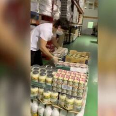 Carla Suárez carga cajas como voluntaria en el Banco de Alimentos de Las Palmas