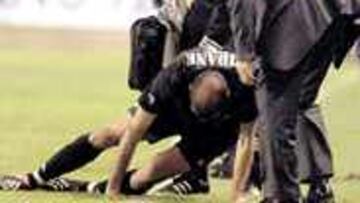 <B>DOLORIDO.</B> Las primeras imágenes mostraban a un Zidane dolorido, lo que hizo temer una lesión grave.