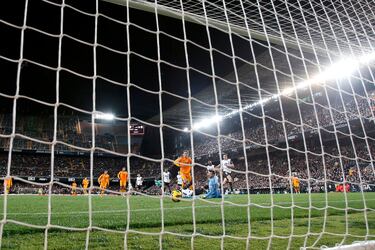 1-1. Gran recuperación de Brahim Díaz que sirve para Jude Bellingham, el ingés asiste a Luka Modric y define con la pierna izquierda para superar a Dimitrievski.