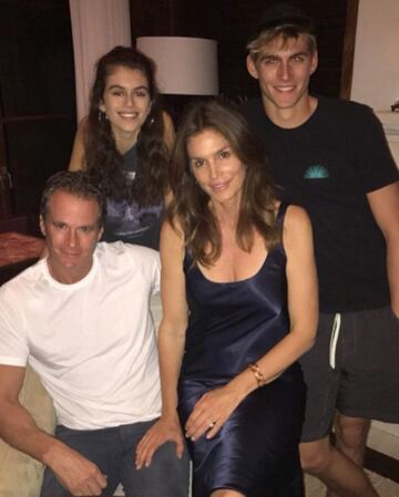 Cindy Crawford deseo un feliz día de Acción de Gracias a sus seguidores con esta imagen junto a su familia.