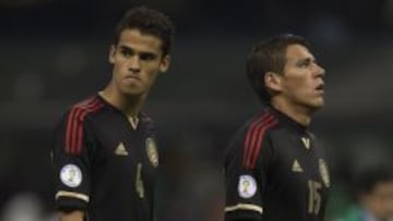 Diego Reyes y H&eacute;ctor Moreno, cabizbajos tras la derrota ante Honduras en el Estadio Azteca en septiembre de 2013 en la s&eacute;ptima fecha del Hexagonal Final rumbo a Brasil 2014.