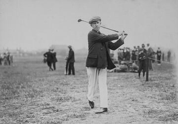 El Abierto Brit芍nico de golf es el torneo masculino m芍s antiguo de este deporte. Se celebra desde 1860 y la sede es rotatoria en alguno de los campos del Reino Unido. Siempre se disputa el tercer viernes del mes de julio. El torneo surgi車 como homenaje a Allan Robertson, considerado el primer gran nombre del golf. Para &buscar su sucesor* y honrarle, un a?o despu谷s de que falleciese comenz車 a disputarse.