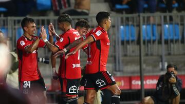 Futbol, Magallanes vs Colo Colo.
Final Copa Chile 2023.
El jugador de Colo Colo Vicente Pizarro, celebra con sus compañeros su gol ante Magallanes durante el partido por la final del campeonato de Copa Chile realizado en el estadio Tierra de Campeones de Iquique, Chile.
13/12/2023
Alex Diaz/Photosport
Soccer, Magallanes vs Colo Colo.
Chile Cup Final 2023.
Colo Colo player Vicente Pizarro celebrates with his teammates his goal against Magallanes during the final match of the Chile Cup championship held at the Tierra de Campeones stadium in Iquique, Chile.
13/12/2023
Alex Diaz/Photosport