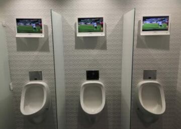 Un restaurante-churrasquería, típica comida de Río, instaló televisiones en sus aseos para que sus clientes no perdiesen detalle del fútbol ni a la hora de ir al lavabo. 