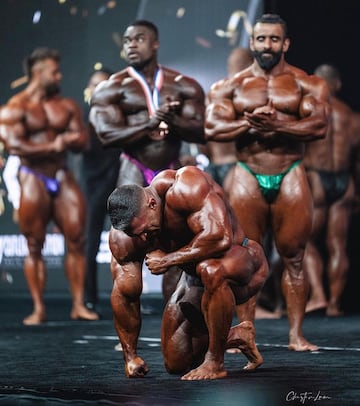 El estadounidense de 30 años se ha proclamado Míster Olympia 2023 tras superar al culturista iraní Hadi Choopan, el cual fue el ganador de la edición anterior. Derek ganó el Campeonato de Indianápolis de la NPC, en el 2021 se proclamó vencedor de la categoría 212 lb y ahora se ha proclamado campeón del trofeo más importante del culturismo.