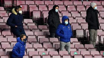 Los jugadores sancionados y lesionados del Bar&ccedil;a, ayer en el Camp Nou.