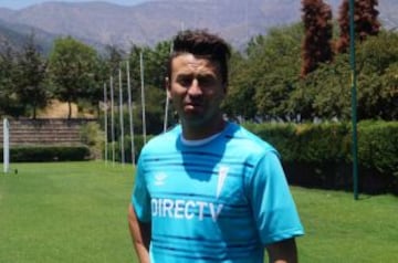 El delantero posó con la camiseta de entrenamiento de la UC.