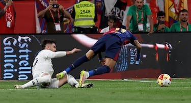 El árbitro, De Burgos Bengoetxea y tras revisar la jugada en el monitor, corrige su decisión inicial en la jugada entre Raúl Asencio y Raphinha.