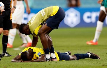 Los jugadores de Ecuador se consuelan unos a otros. 