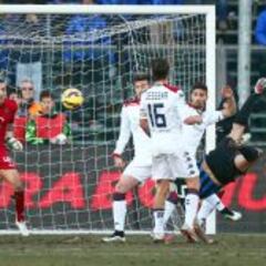 Pinilla iguala récord de Salas con su golazo en Italia