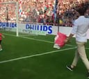 Emotivo homenaje de la afición del PSV a Guardado