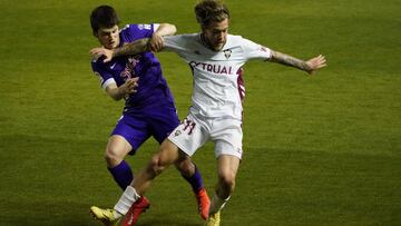 Álvaro Jiménez pugna un balón con Guillermo Rosas durante el partido entre el Albacete y el Sporting de Gijón de LaLiga Smartbank.