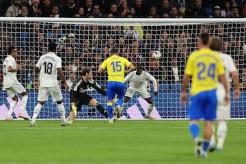 Lucas Pérez anotó así el gol que reducía distancias para el Cádiz.