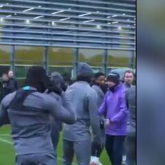 A Mourinho ya no se le reconoce: se cruza con la cámara y hace esto