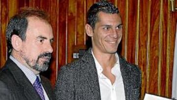 <b>CIEN PARTIDOS. </b>Torres le entregó su placa centenaria a Casquero.