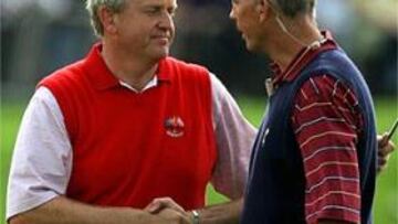 <b>DERROTA DIGNA.</b> El capitán de Estados Unidos, Tom Lehman, felicita a Colin Montgomerie tras la victoria de los europeos.