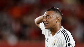 Mbappé se lamenta por una ocasión perdida.