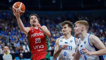 Los estonios Matthias Tass y Hendri Drell contemplan la penetración del portugués Rafael Lisboa en el Eurobasket 2025.