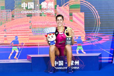 Carolina Marín conquistó el prestigioso Abierto de China en 2018 y 2019, uno de los torneos de mayor categoría del circuito mundial. Ganar en la cuna histórica del bádminton reforzó su estatus internacional y confirmó su capacidad para imponerse en los escenarios más exigentes.