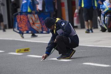 Miembros del staff de Michelin chequeando las condiciones del asfalto.
