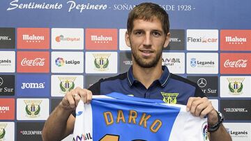 Darko Brasanac, posando con la camiseta del Leganés.