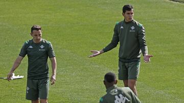 Mandi, a la derecha, durante un entrenamiento del Betis.