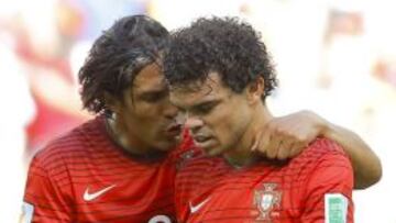 Pepe y Bruno Alves, durante el partido ante Ghana.