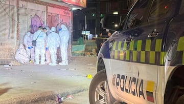 Investigadores de la Sijin de la Policía de Bogotá, adelantan la recolección de pruebas y materiales con el fin de aportar al proceso investigativo. -