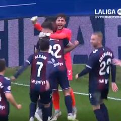Locura en Ipurua: vean el golazo del portero del Eibar en el 95′