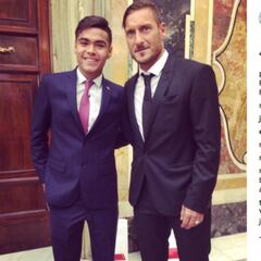 Paulo Díaz visita al Papa en el Vaticano y comparte con Totti