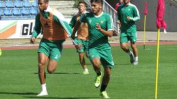 Tarek pelea un balón con Ceballos.
